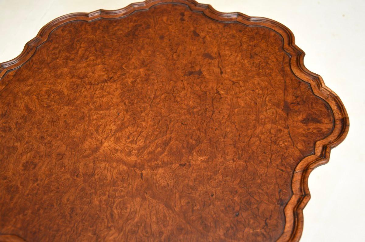 Table basse ancienne en ronce de noyer avec croûte à tarte Bon état - En vente à London, GB