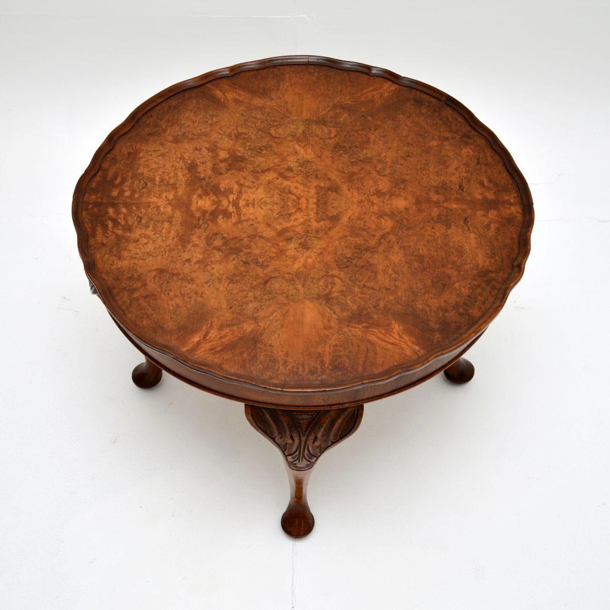 Antique Burr Walnut Pie Crust Coffee Table In Good Condition For Sale In London, GB