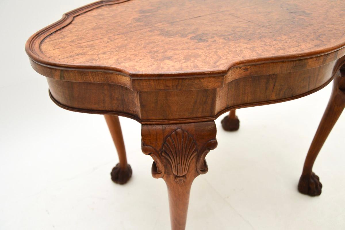 Noyer Table basse ancienne en ronce de noyer avec croûte à tarte en vente