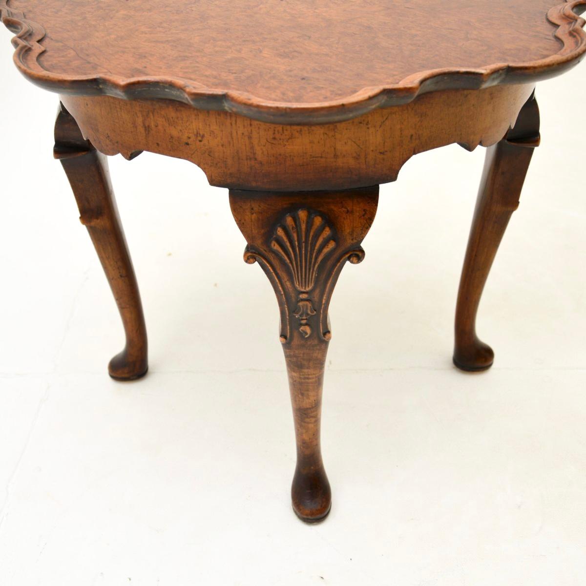 Noyer Table basse ancienne en ronce de noyer avec croûte à tarte en vente