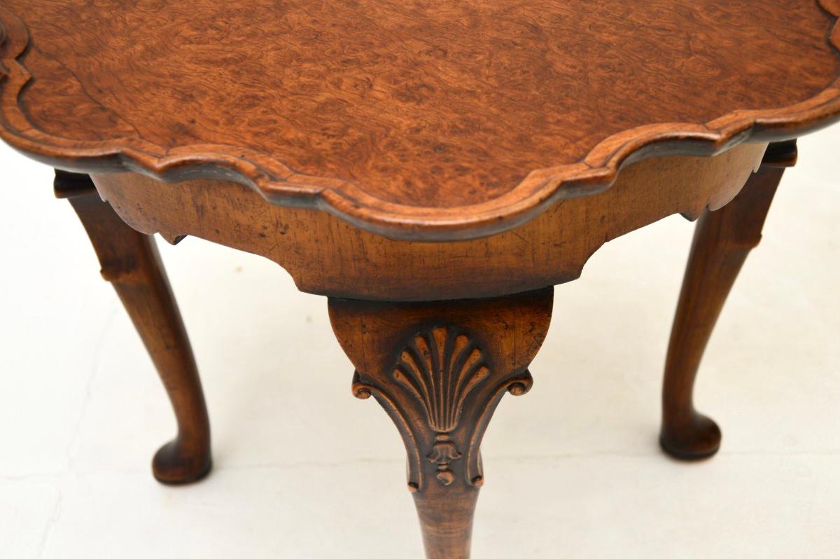 Table basse ancienne en ronce de noyer avec croûte à tarte en vente 1
