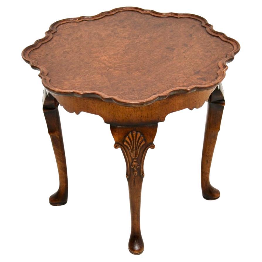 Table basse ancienne en ronce de noyer avec croûte à tarte