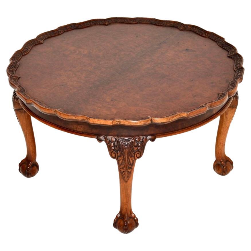 Table basse ancienne en ronce de noyer avec croûte à tarte en vente