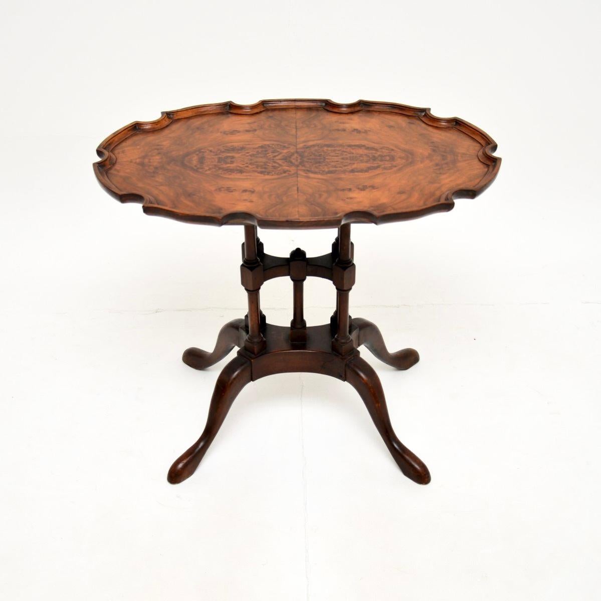 A beautifully made antique burr walnut pie crust side table. This was made in England, it dates from around the 1900-1910 period.

It is of fine quality and is a lovely size. The top has a raised pie crust edge and stunning burr walnut grain