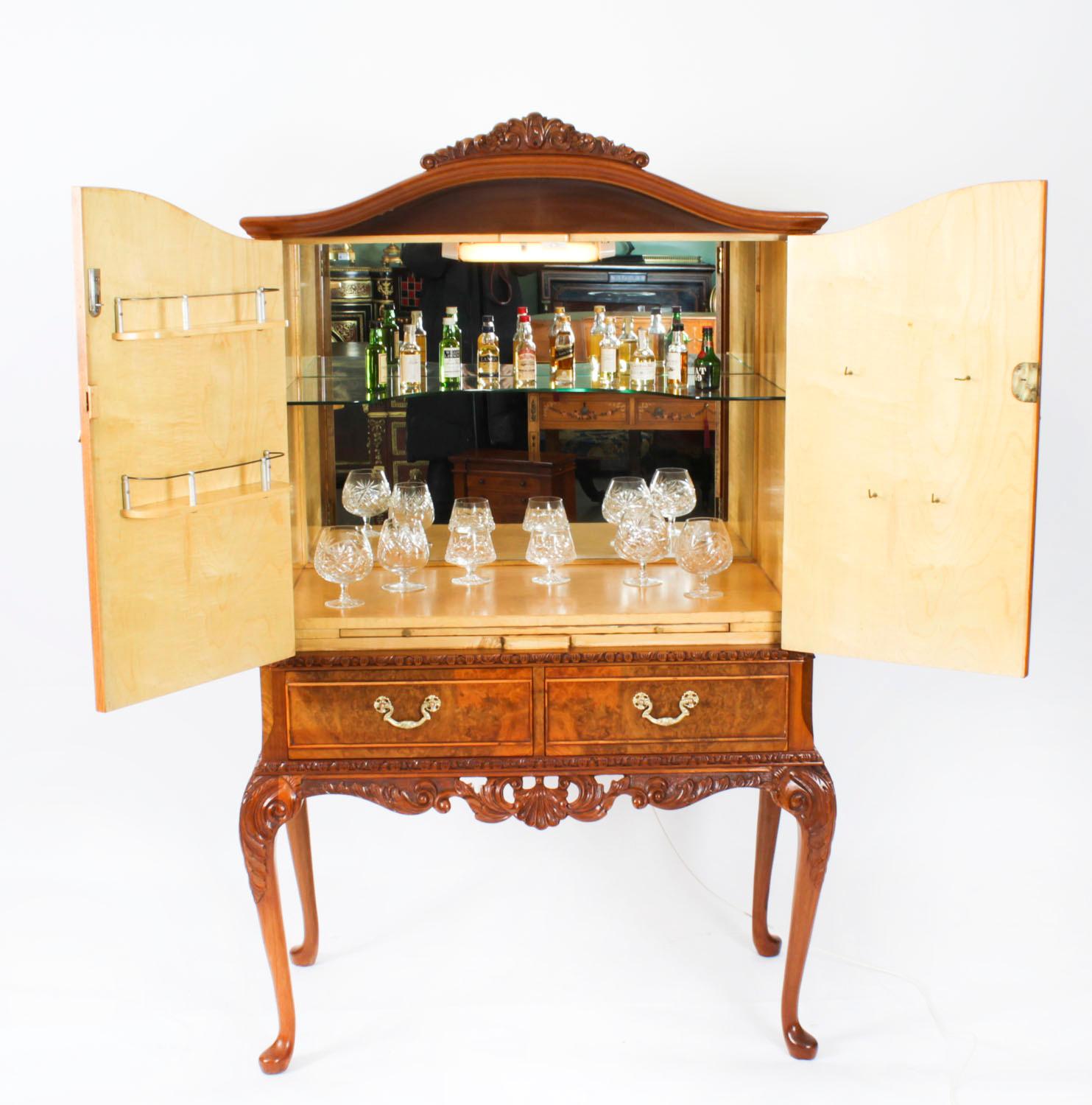 Sculpté à la main Ancienne armoire à cocktails en ronce de noyer Queen Anne Bar à boissons sec 20ème siècle en vente