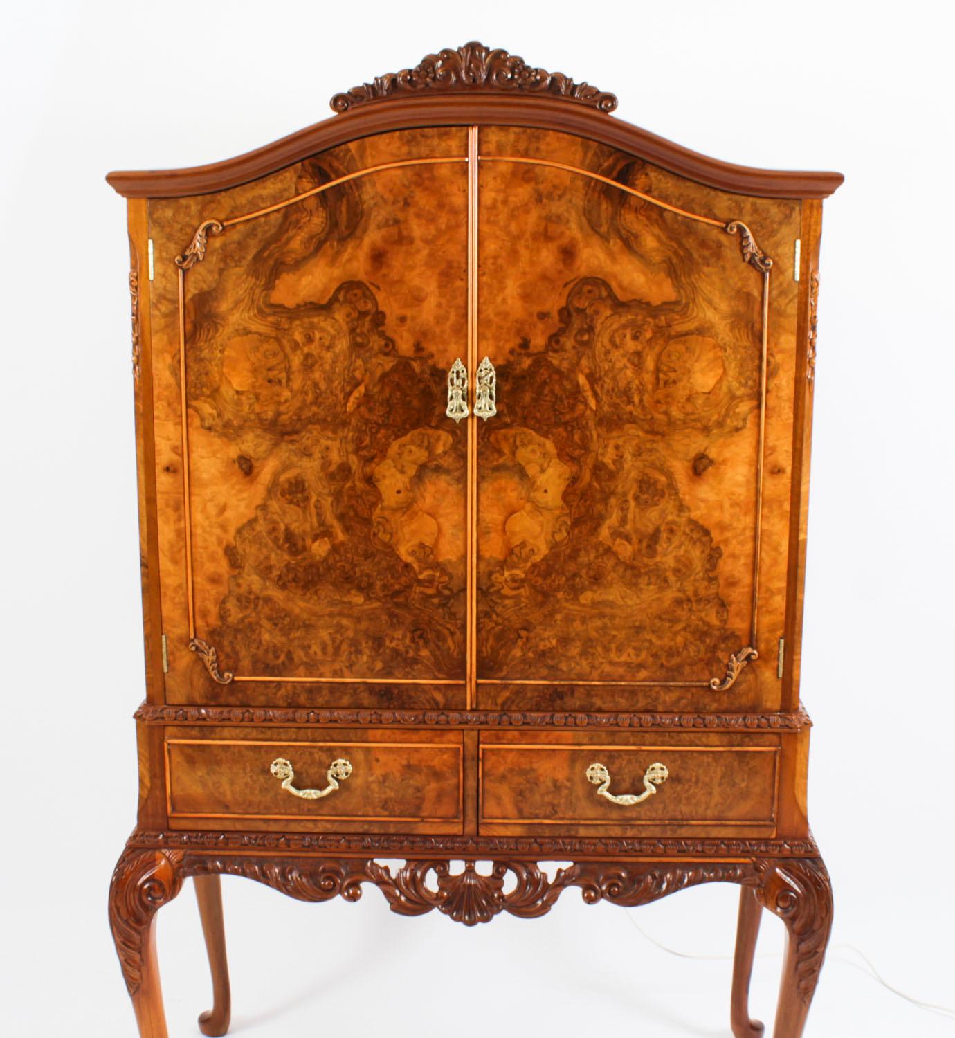 20ième siècle Ancienne armoire à cocktails en ronce de noyer Queen Anne Bar à boissons sec 20ème siècle en vente