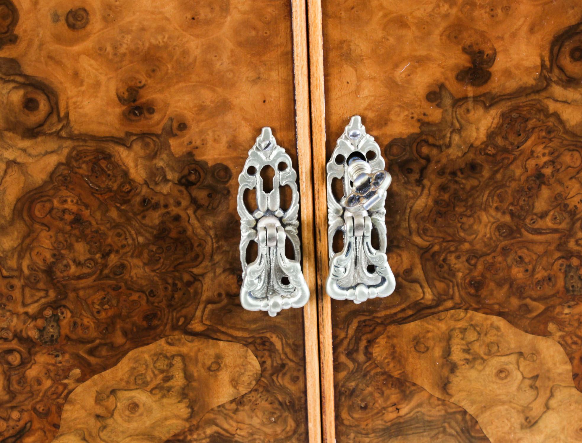 Ancienne armoire à cocktails en ronce de noyer Queen Anne Bar à boissons sec 20ème siècle en vente 2
