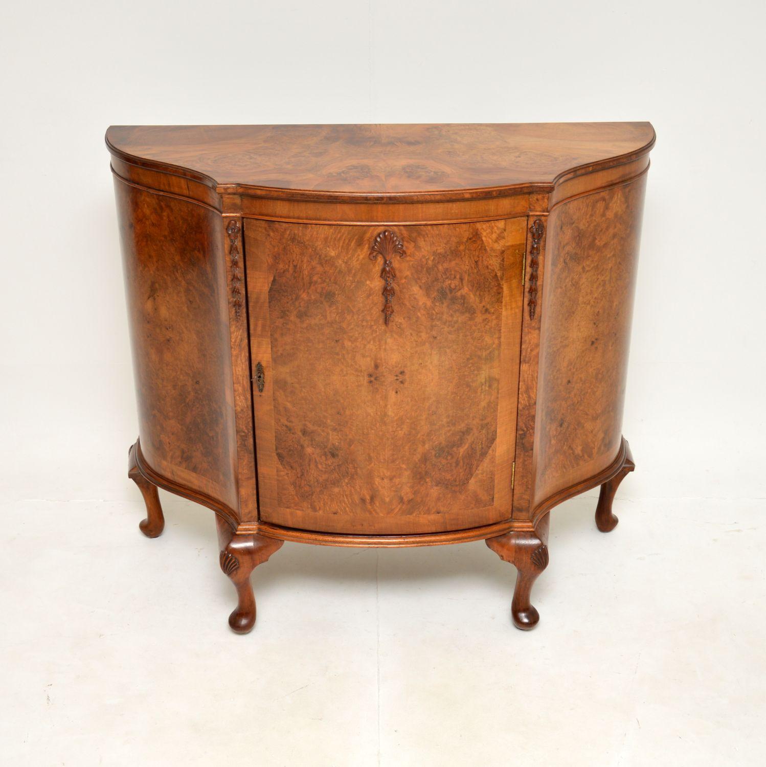 An exceptional antique burr walnut Queen Anne style cabinet. This was made in England, it dates from around the 1900-1920 period.

It is of outstanding quality, with stunning burr walnut grain patterns and a gorgeous colour tone. There is crisp