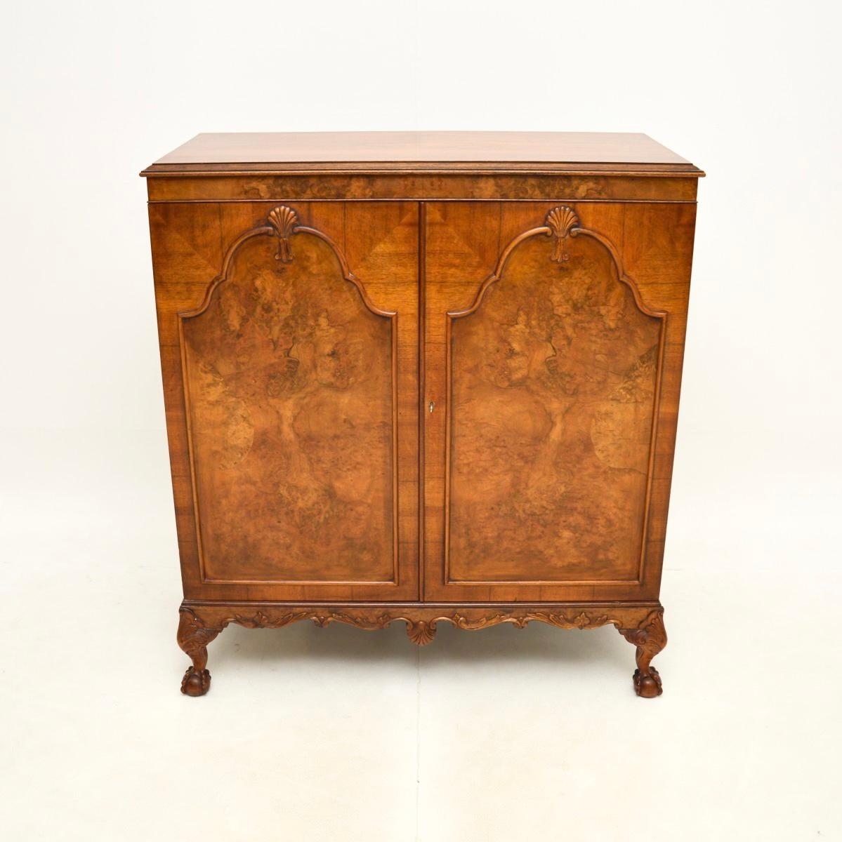 An exceptional antique burr walnut Queen Anne style cabinet. This was made in England, it dates from around the 1920-30’s period.

It is of outstanding quality, with stunning burr walnut grain patterns and a gorgeous colour tone. It has panelled