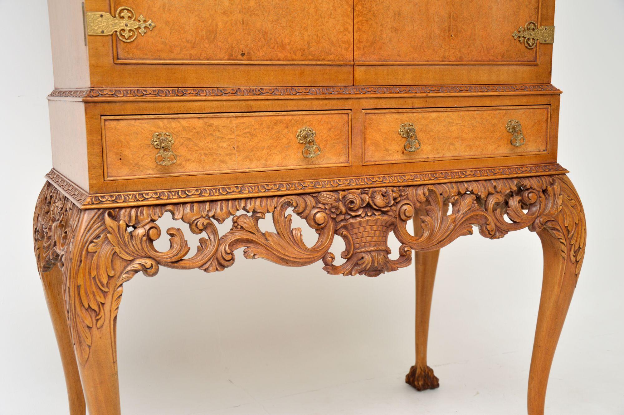 Antiguo mueble de copas de nogal rebabas estilo Queen Anne en venta 5