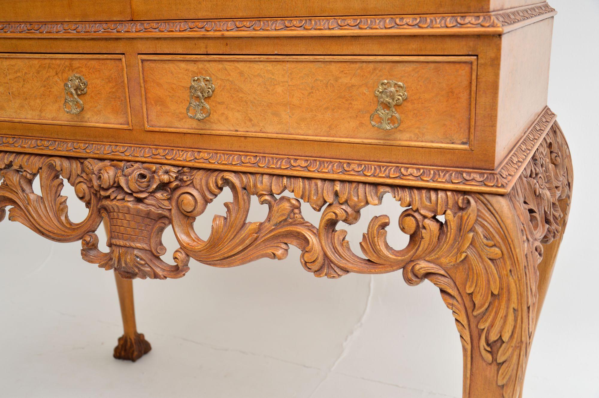 Antiguo mueble de copas de nogal rebabas estilo Queen Anne en venta 6