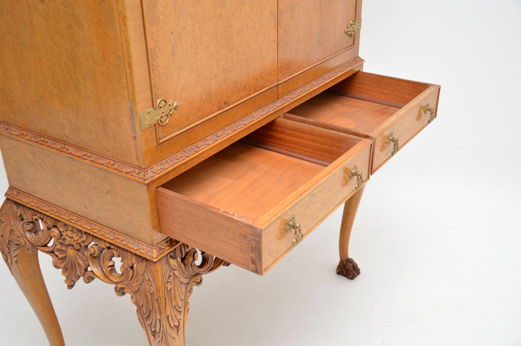 Antiguo mueble de copas de nogal rebabas estilo Queen Anne en Bueno estado para la venta en London, GB