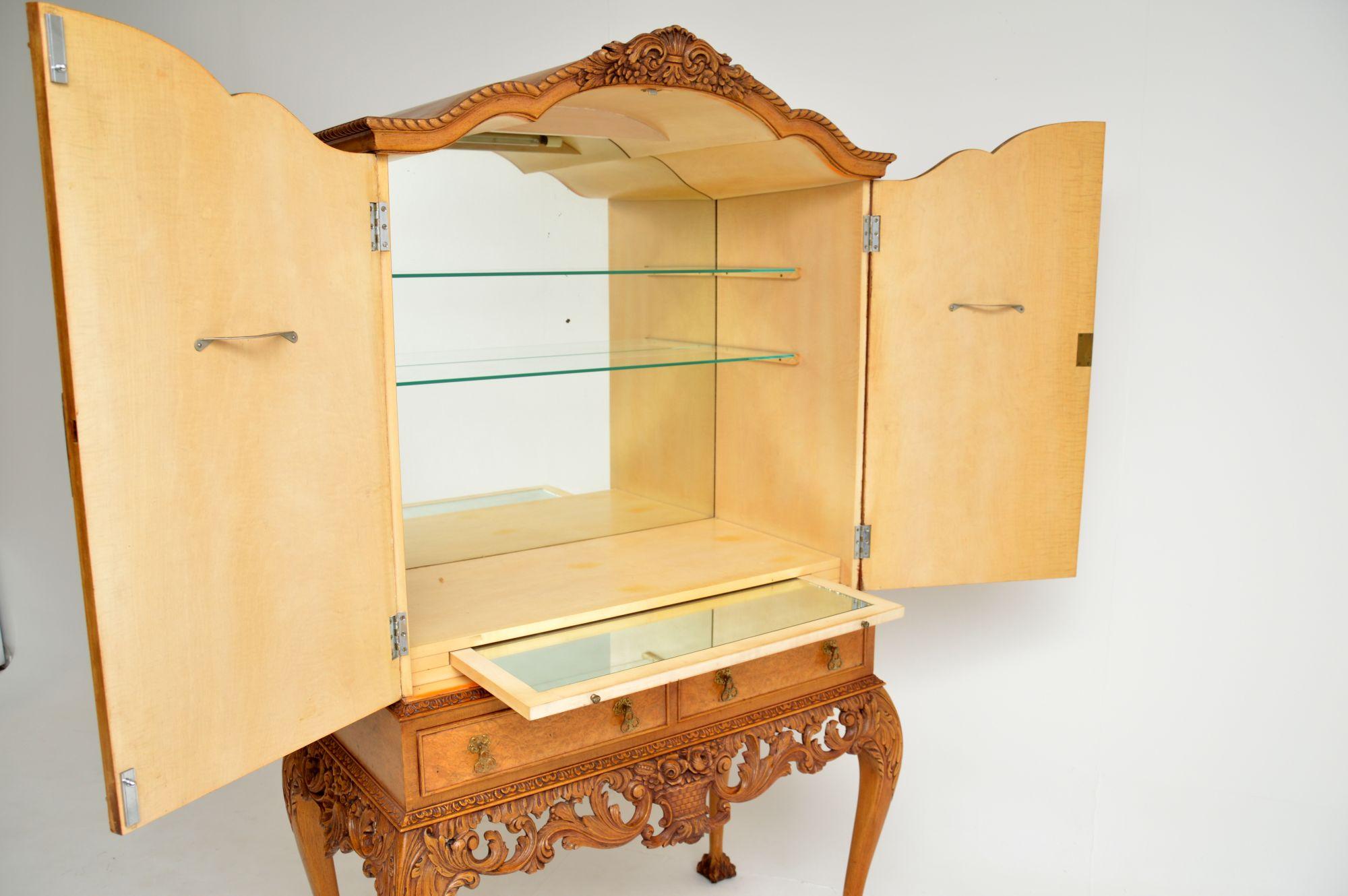 Antiguo mueble de copas de nogal rebabas estilo Queen Anne Inglés en venta
