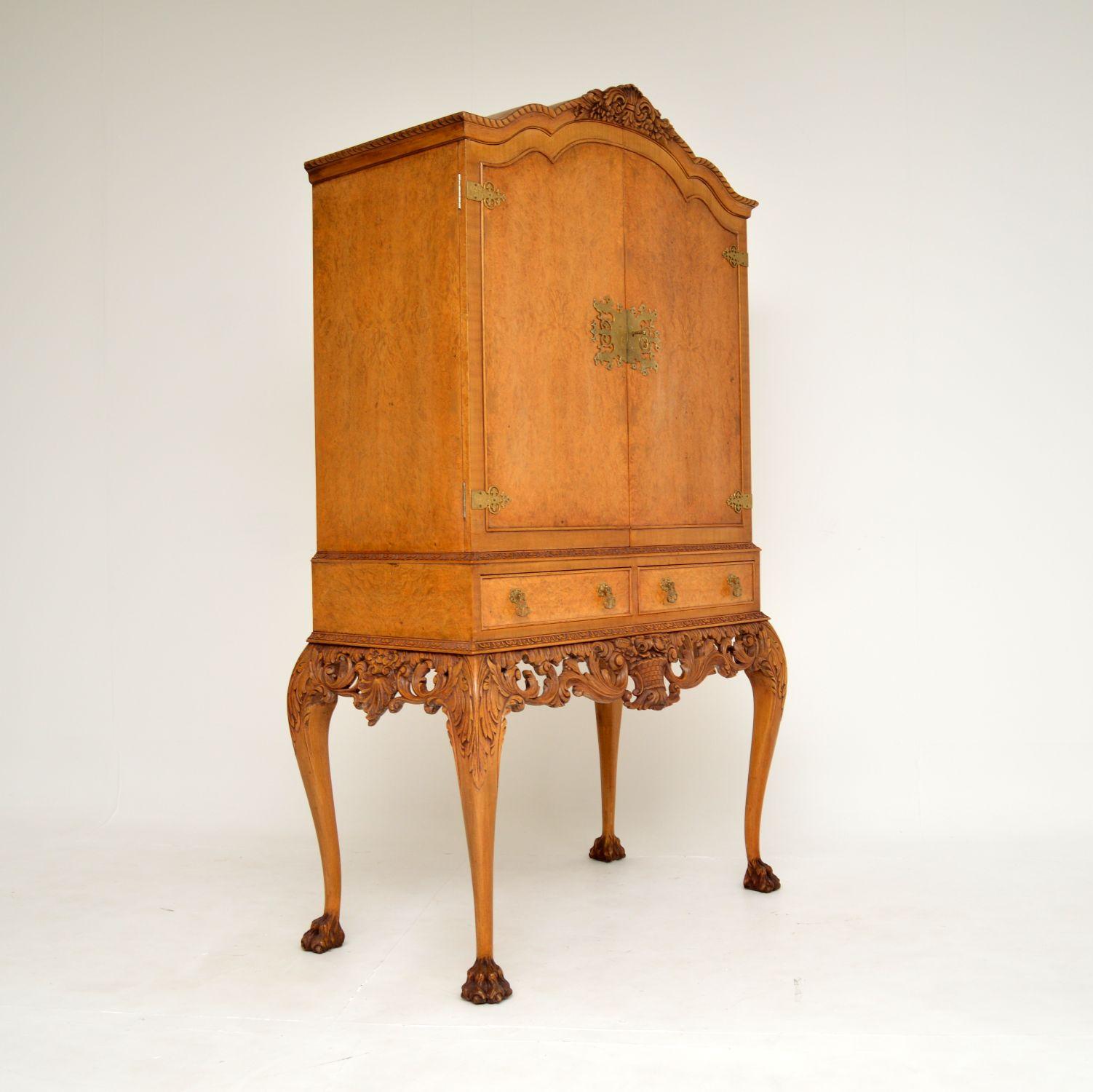 Antiguo mueble de copas de nogal rebabas estilo Queen Anne Latón en venta