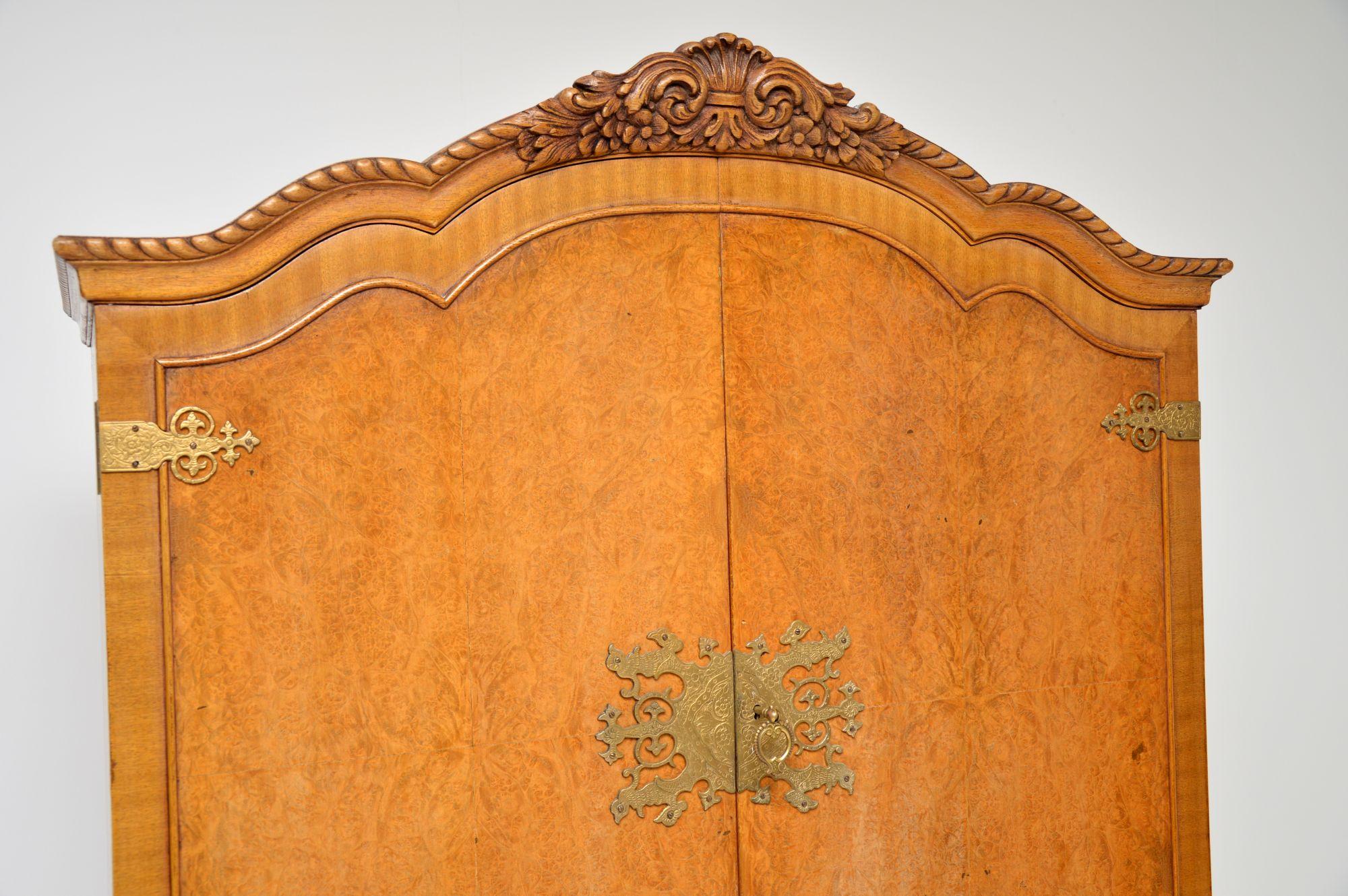 Antiguo mueble de copas de nogal rebabas estilo Queen Anne en venta 2