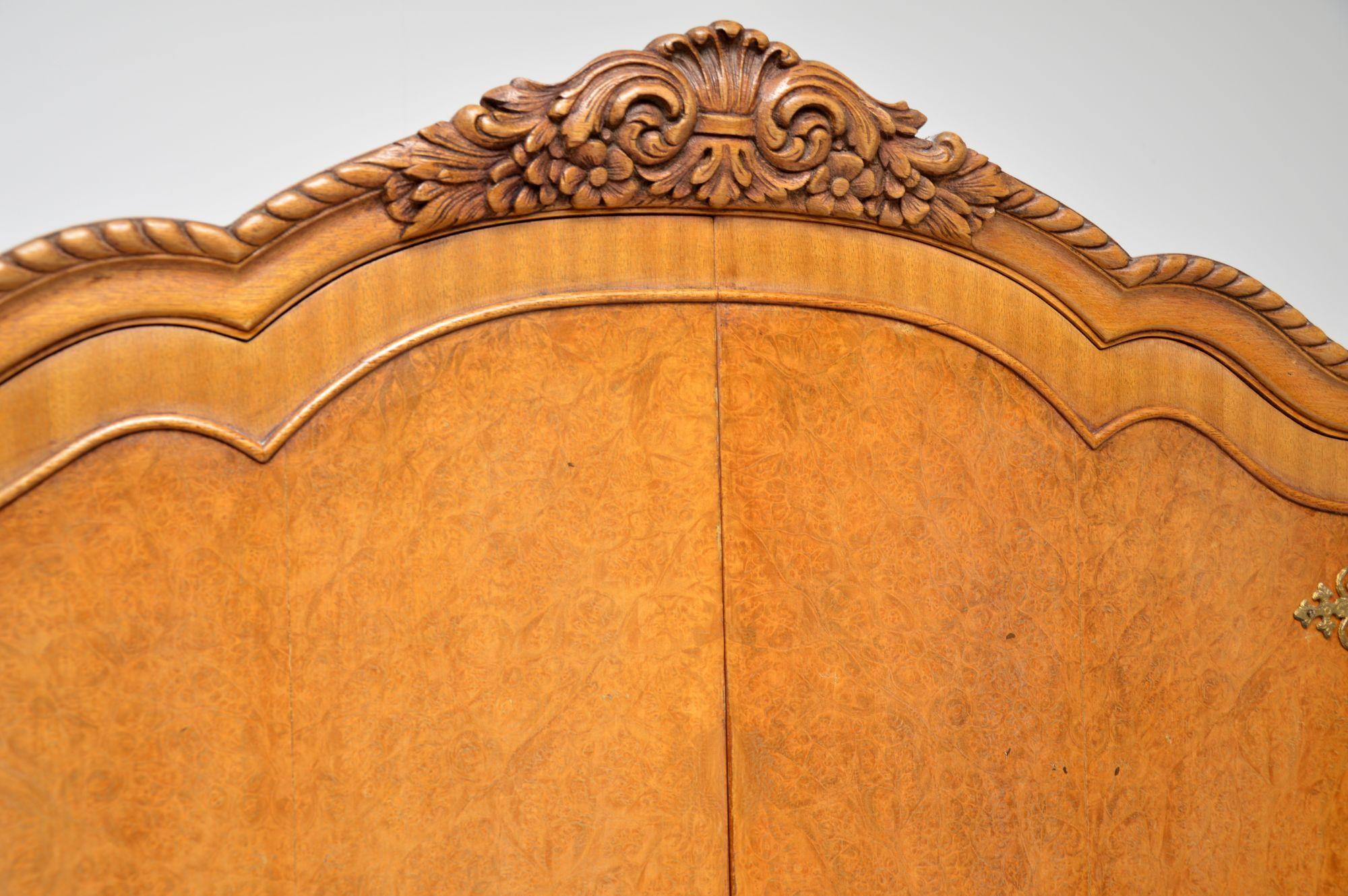 Antiguo mueble de copas de nogal rebabas estilo Queen Anne en venta 3