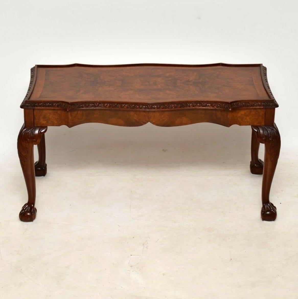 Antique walnut Queen Anne style coffee table from the 1920s-1930s period and in good condition. We haven’t polished this table, because the condition was fine and it has a nice nutty brown color. The top is burr walnut, cross banded outside and has