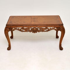 Table basse ancienne en ronce de noyer de style Queen Anne