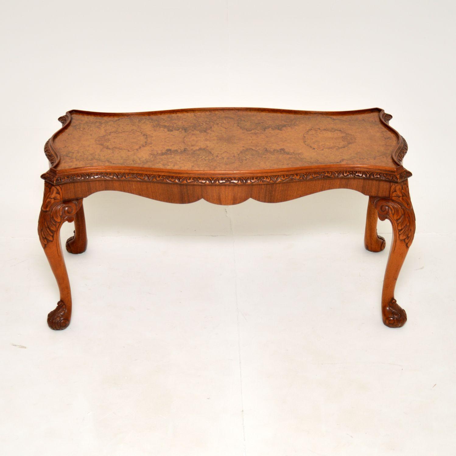 A fantastic antique walnut coffee table in the Queen Anne Style. This was made in England, it dates from around the 1930’s.

The quality is outstanding, this has deep and intricate carving around the serpentine shaped edges. The cabriole legs also