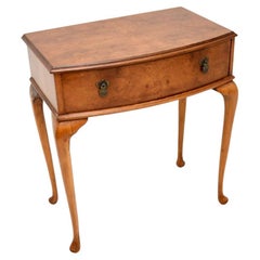 Consola / Mesa auxiliar antigua de nogal estilo Queen Anne