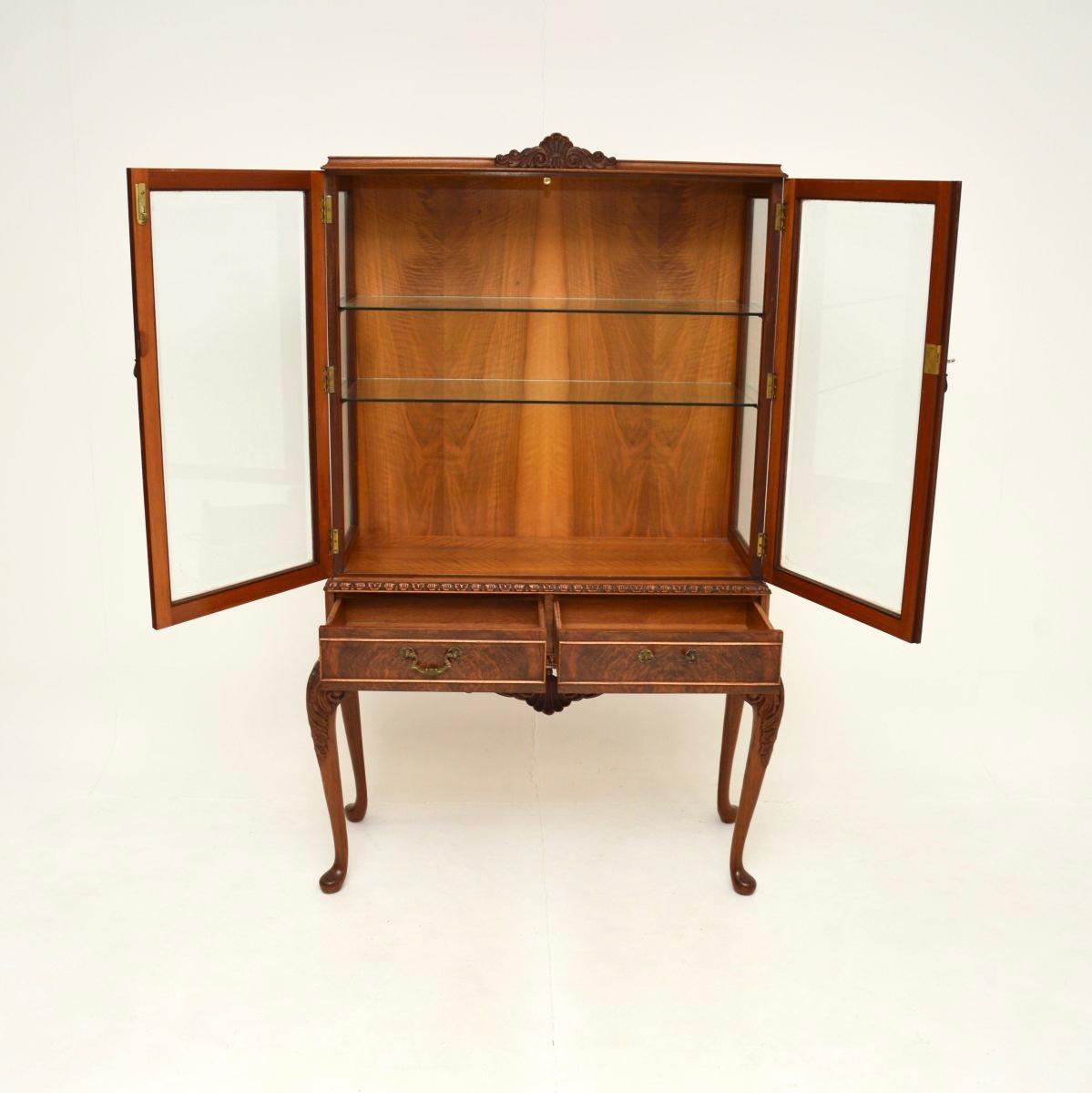 Britannique Ancienne vitrine en ronce de noyer de style Queen Anne en vente