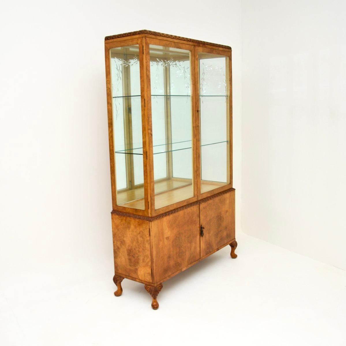 Vitrina antigua de nogal rebabas estilo Queen Anne Británico en venta