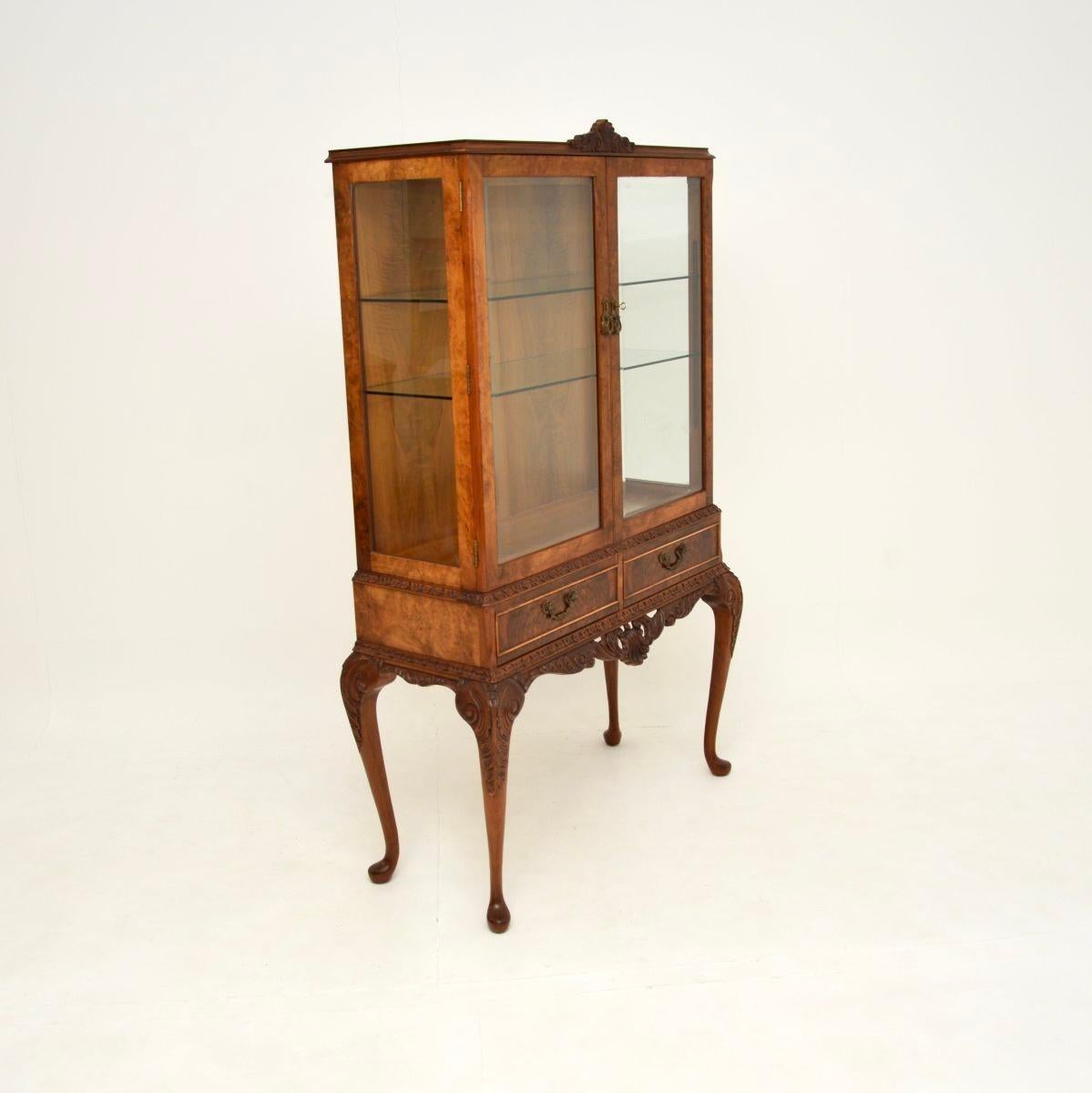 Ancienne vitrine en ronce de noyer de style Queen Anne Bon état - En vente à London, GB