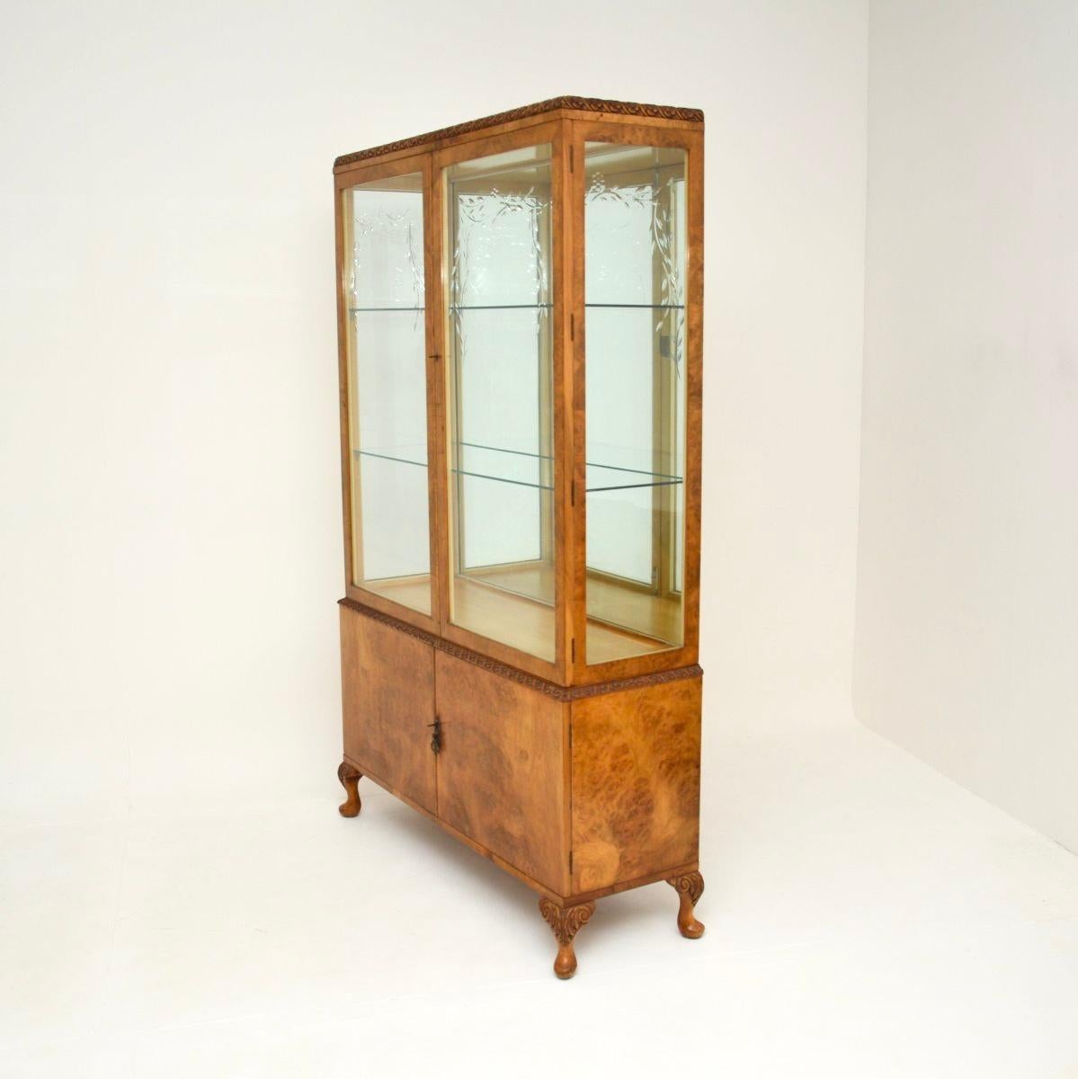 Vitrina antigua de nogal rebabas estilo Queen Anne en Bueno estado para la venta en London, GB