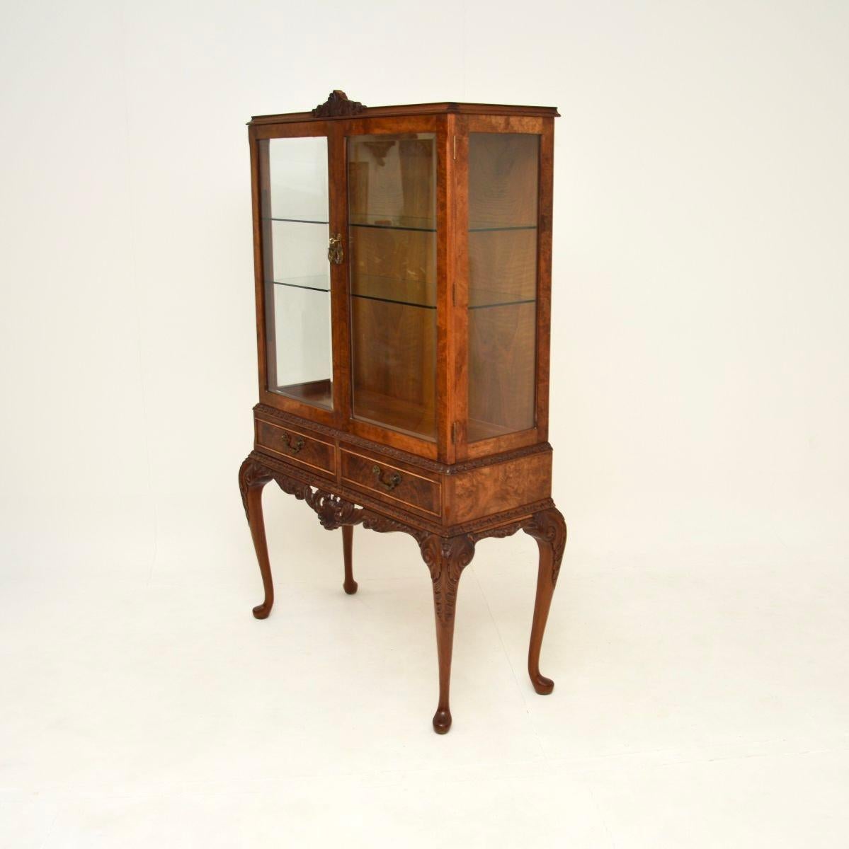 Milieu du XXe siècle Ancienne vitrine en ronce de noyer de style Queen Anne en vente