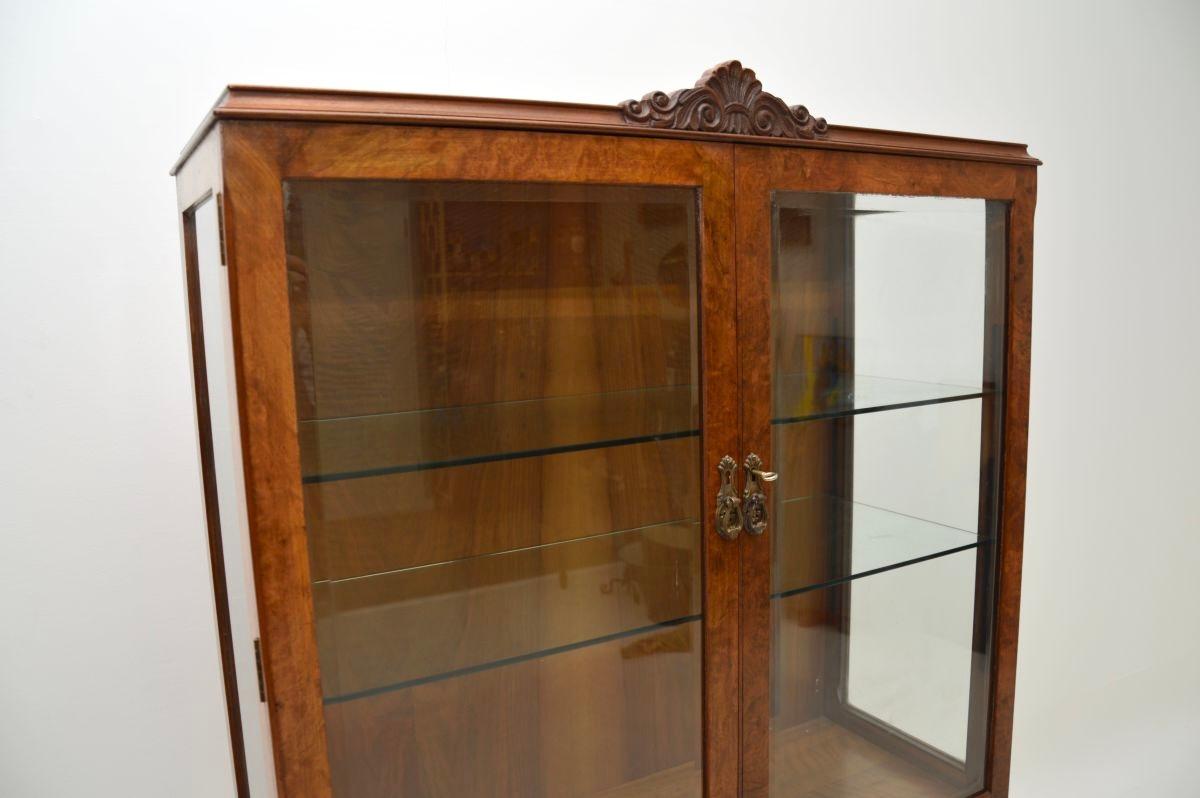 Verre Ancienne vitrine en ronce de noyer de style Queen Anne en vente