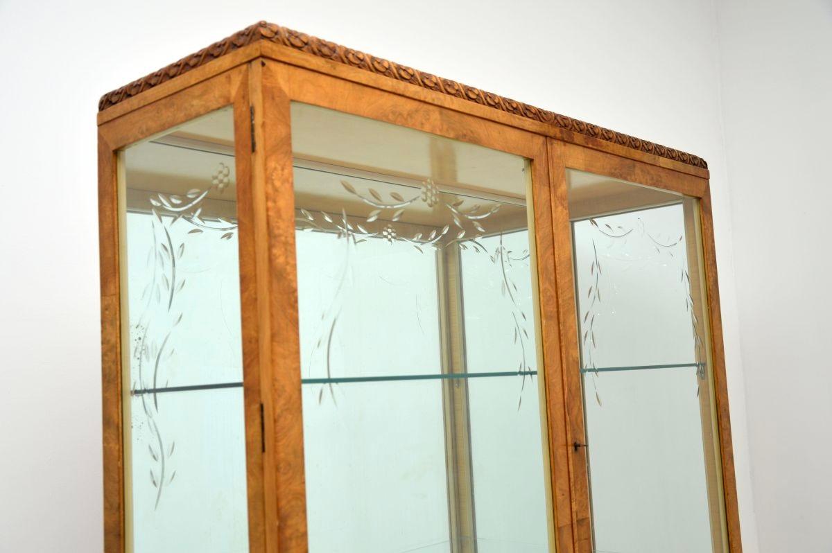 Vitrina antigua de nogal rebabas estilo Queen Anne Vidrio en venta
