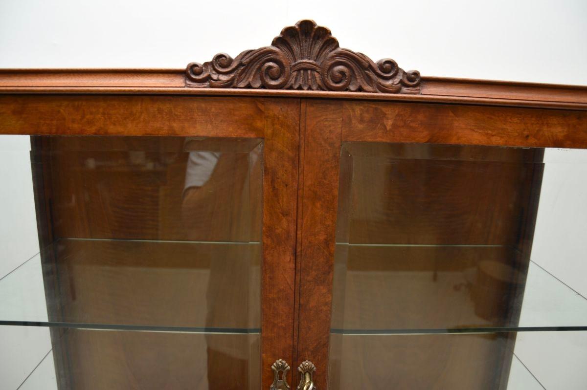 Ancienne vitrine en ronce de noyer de style Queen Anne en vente 1