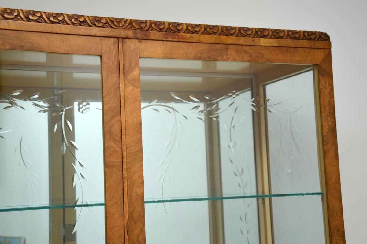 Vitrina antigua de nogal rebabas estilo Queen Anne en venta 1