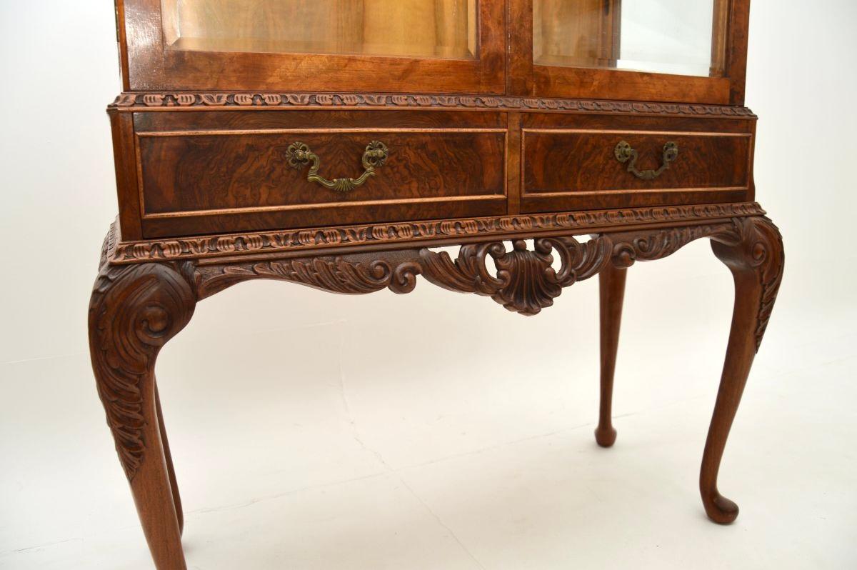 Ancienne vitrine en ronce de noyer de style Queen Anne en vente 2