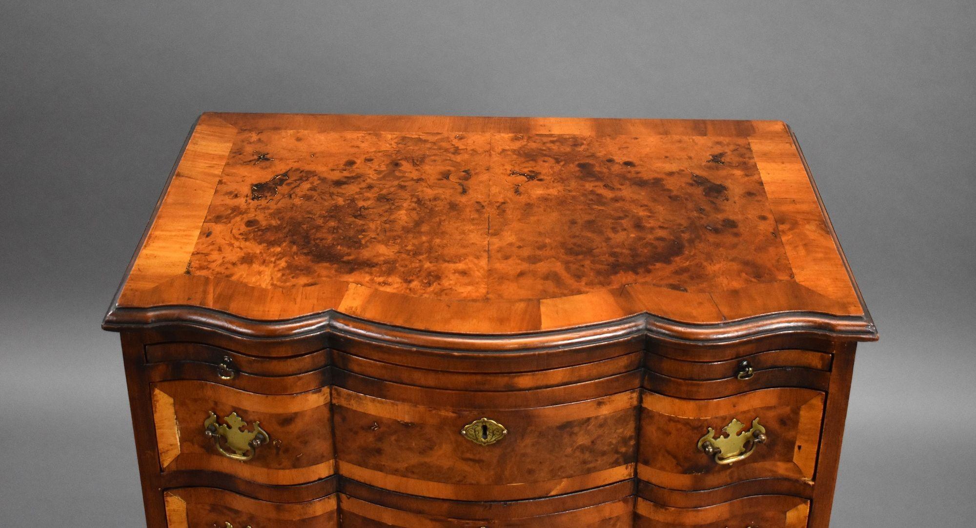 Antique Burr Walnut Serpentine Chest of Drawers In Good Condition For Sale In Chelmsford, Essex