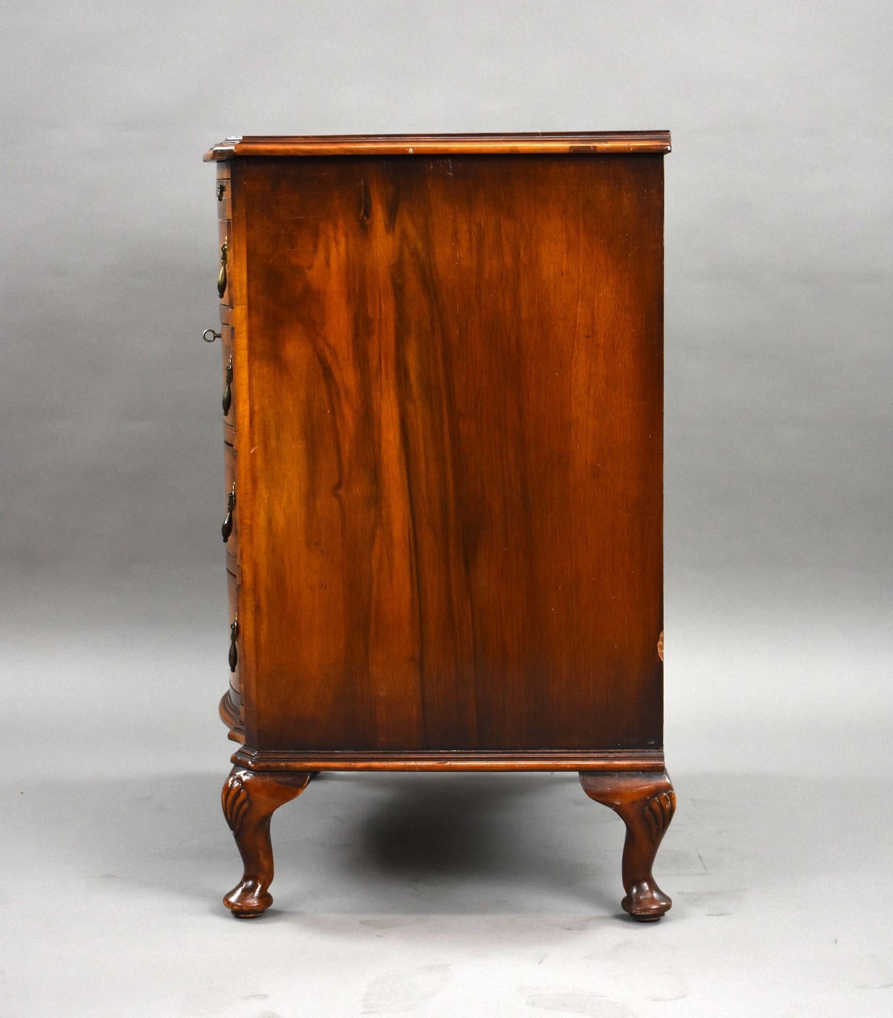 Antique Burr Walnut Serpentine Chest of Drawers In Good Condition For Sale In Chelmsford, Essex