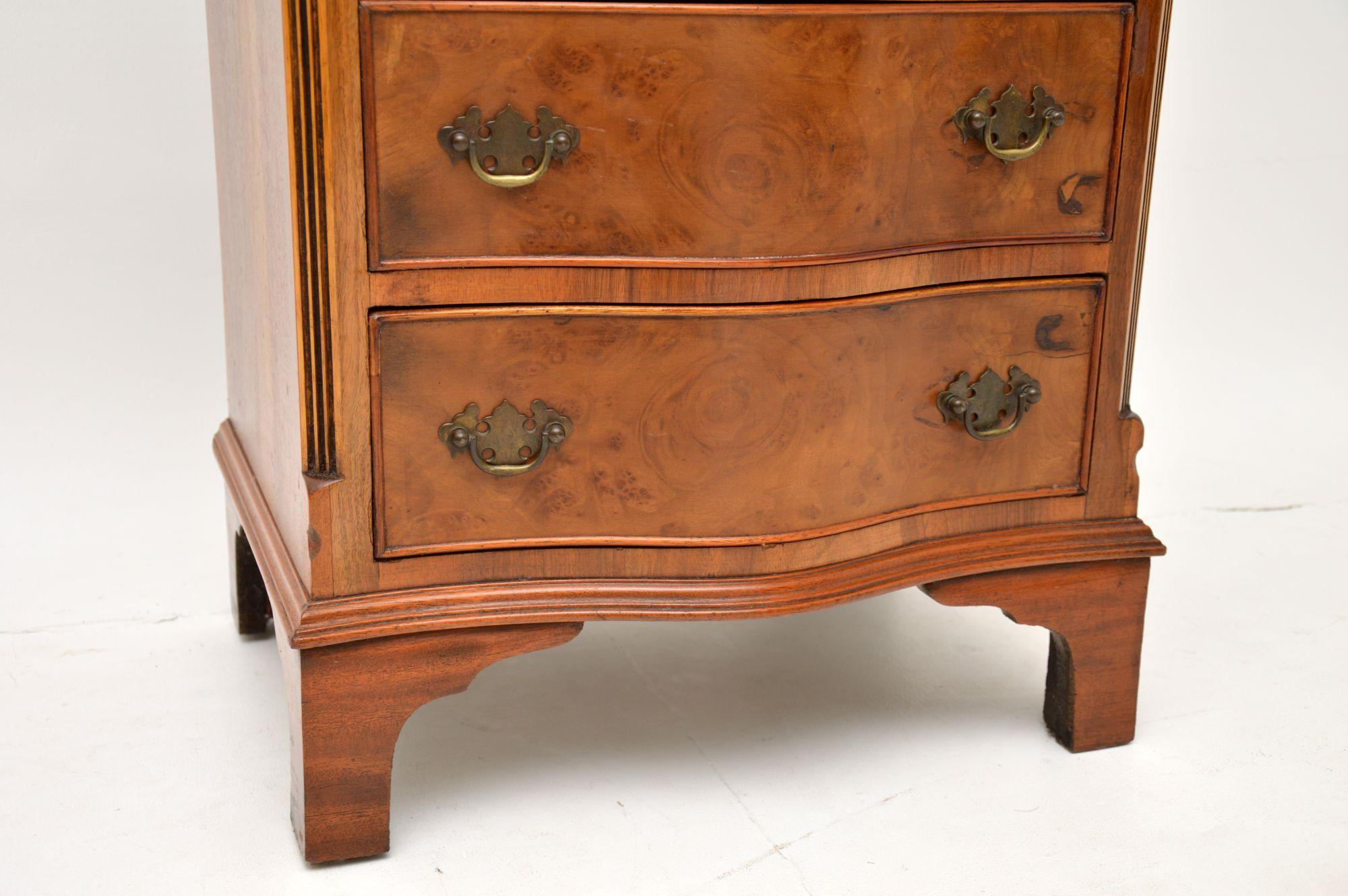 Antique Burr Walnut Serpentine Chest of Drawers In Good Condition In London, GB