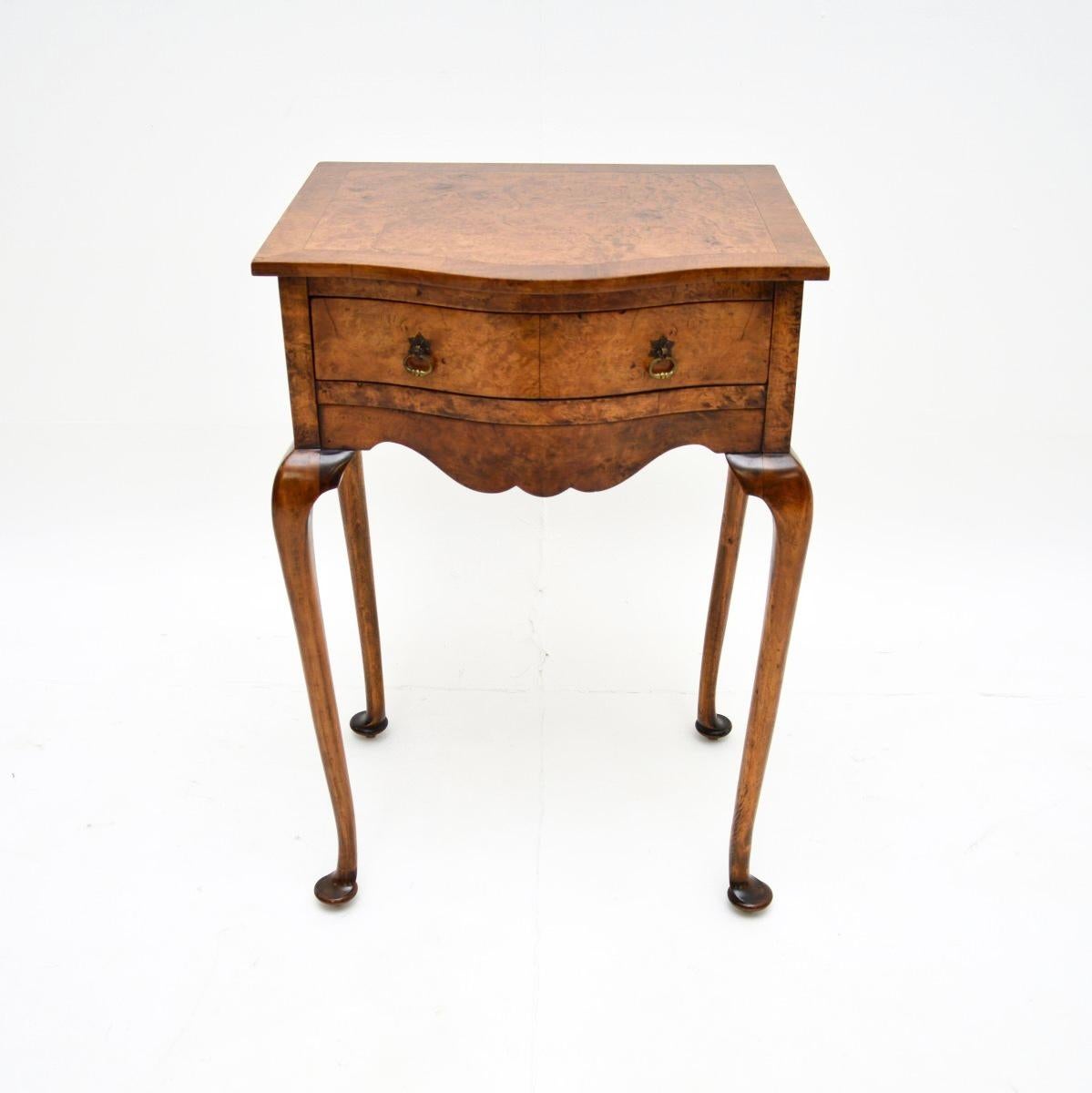 Un bellissimo ed elegante tavolino antico in radica di noce, realizzato in Inghilterra e risalente al periodo 1900-1910.

Il piano a serpentina ha bordi a fasce incrociate e poggia su belle gambe cabriole. C'è un unico cassetto con maniglie in