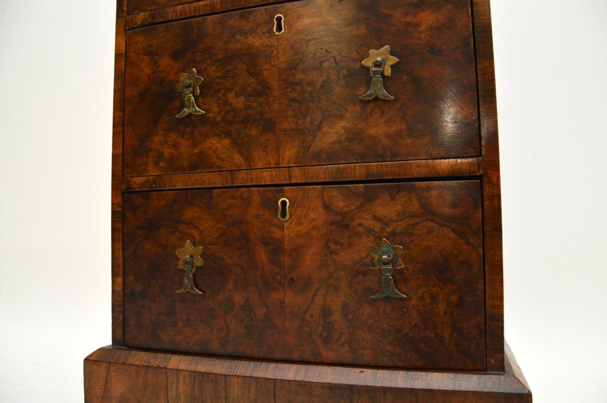 Cómoda de nogal antiguo Burr Slim en venta 4