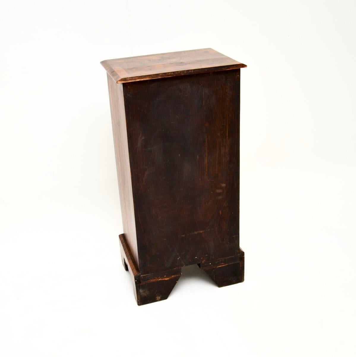 Cómoda de nogal antiguo Burr Slim principios del siglo XX en venta