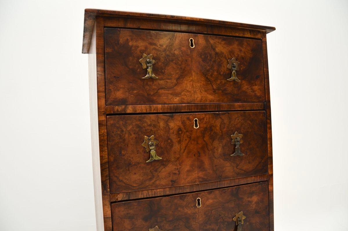 Cómoda de nogal antiguo Burr Slim en venta 2