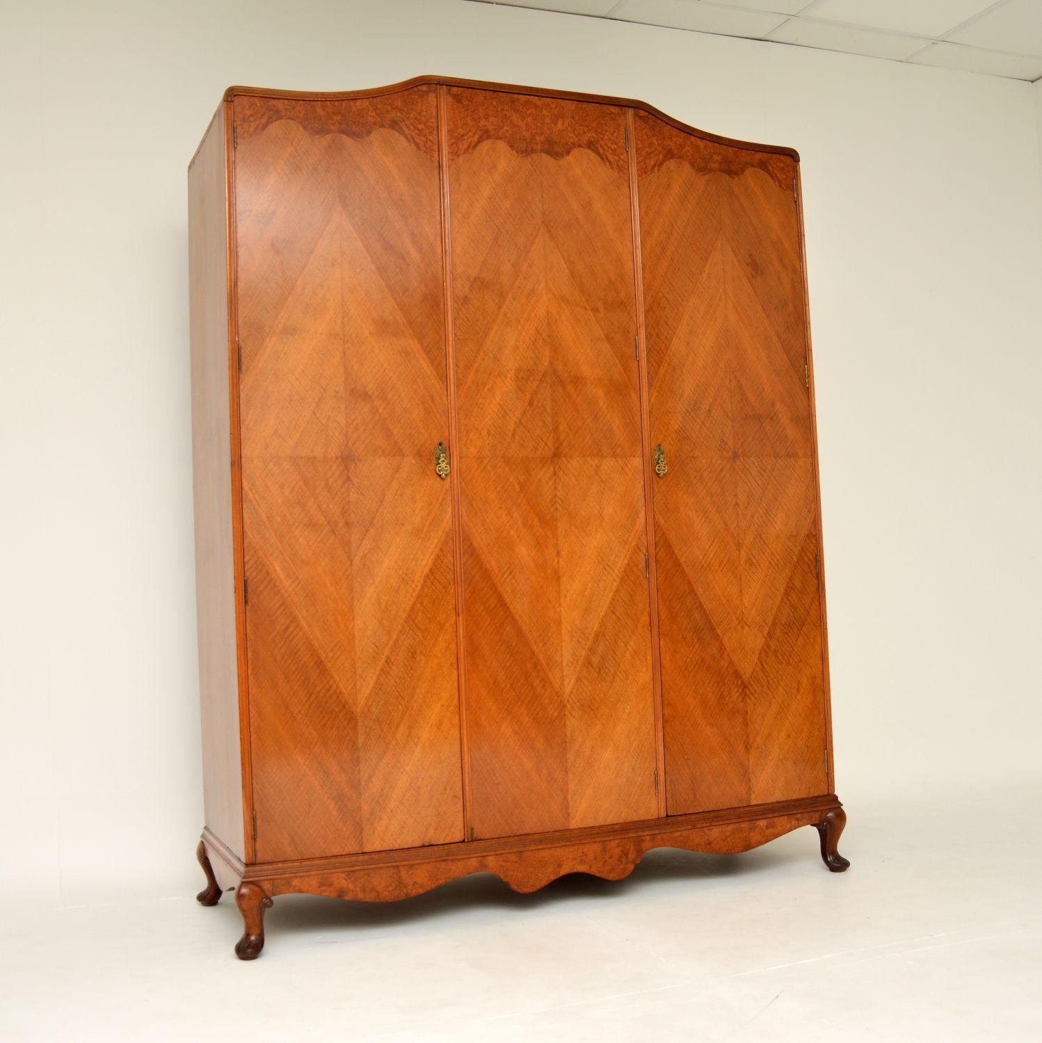 Une superbe armoire antique triple en ronce de noyer et sycomore. Il a été fabriqué en Angleterre, il date des années 1920 environ.

La qualité est fantastique, le plateau et la base sont magnifiquement formés et reposent sur des pieds cabriole