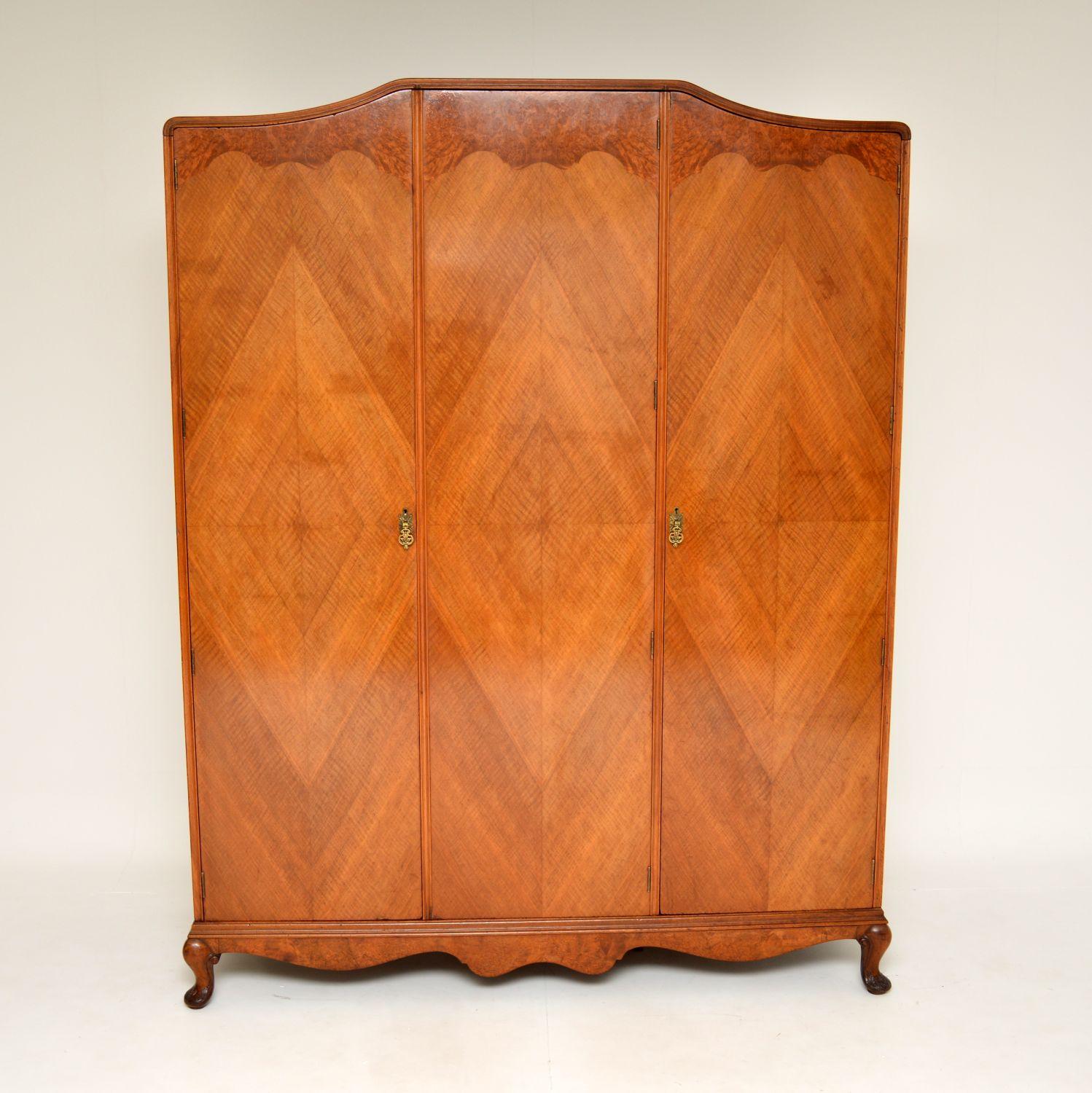 Queen Anne Ancienne armoire ancienne en ronce de noyer et sycomore