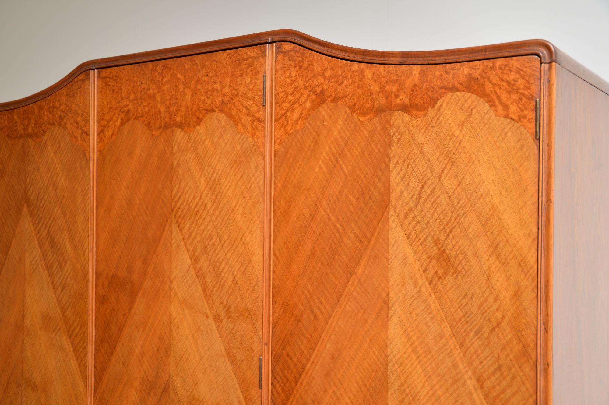 Sycomore Ancienne armoire ancienne en ronce de noyer et sycomore