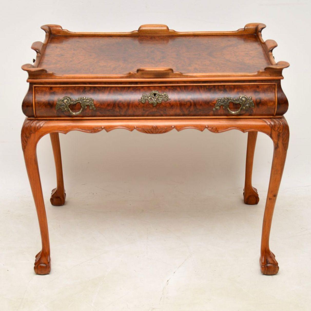 This antique walnut tray top side table is fine quality and has beautiful burr walnut patterns on and around the top. It’s Queen Anne style, dating from circa 1920s period and is in excellent condition. This table has some wonderful features, so