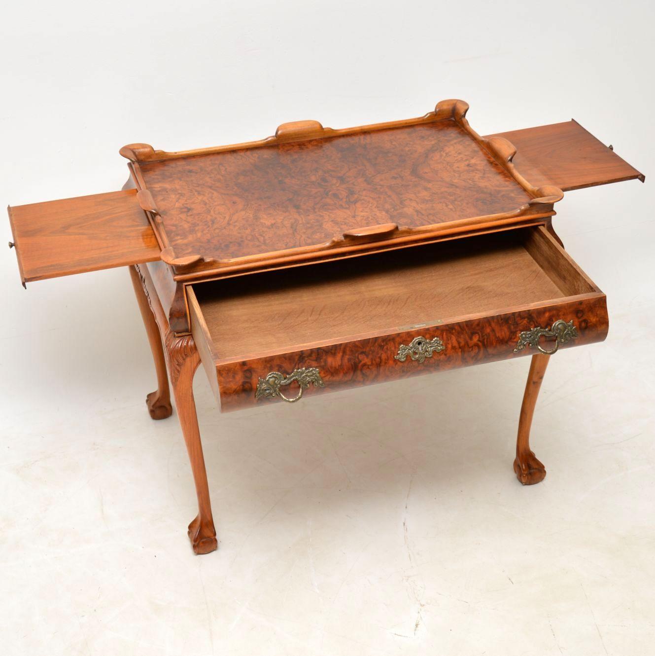 This antique walnut tray top side table is fine quality & has beautiful burr walnut patterns on & around the top. It’s Queen Anne style, dating from around the 1920’s period & is in excellent condition.

This table has some wonderful features, so