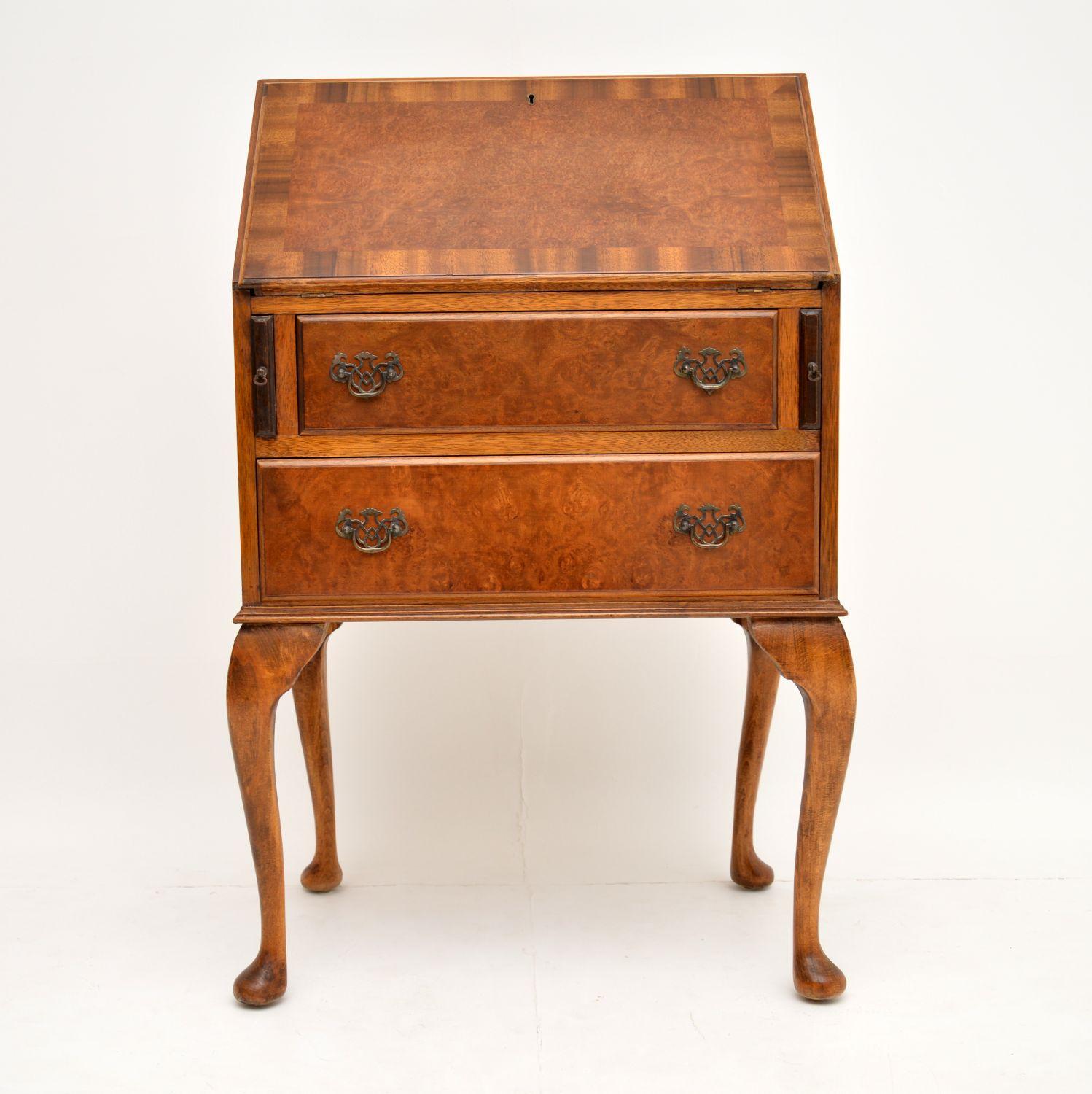 Antique Queen Anne style walnut bureau in excellent condition, with a nice warm color, plenty of character and dating to around the 1930s period.

It has a burr walnut top, slope & drawers. The drawers have original brass handles and the slope is