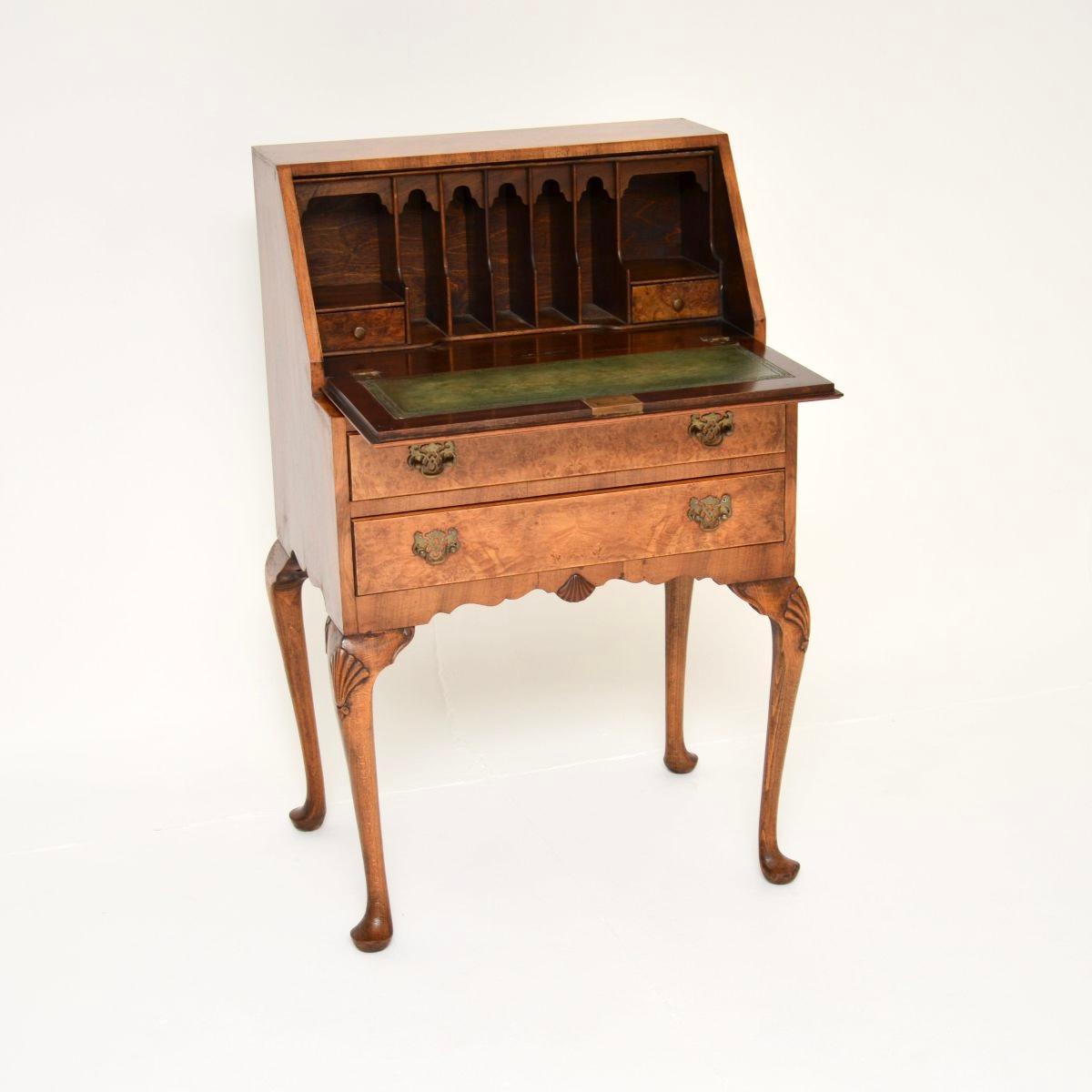 Un superbo scrittoio antico in radica di noce, realizzato in Inghilterra e risalente agli anni 1920-30.

È di qualità eccezionale, con un design bello e pratico. Le venature della radica di noce sono splendide, questo mobile poggia su gambe cabriole