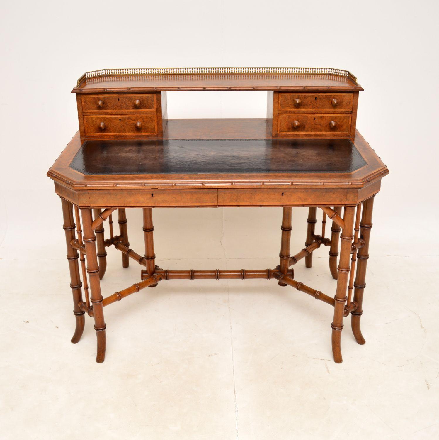 Ein prächtiger und sehr seltener antiker Schreibtisch von höchster Qualität. Sie wurde in England von Howard and Sons hergestellt und stammt aus der Zeit zwischen 1860 und 1880.

Dies war wahrscheinlich eine einmalige Auftragsarbeit, sie ist sehr