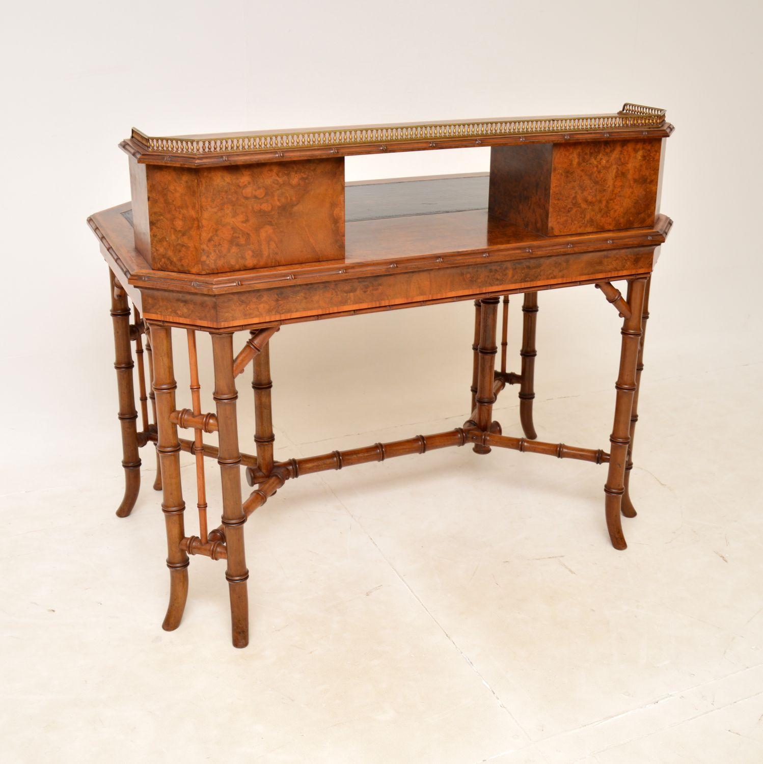 Milieu du XIXe siècle Bureau ancien en ronce de noyer par Howard & Sons en vente